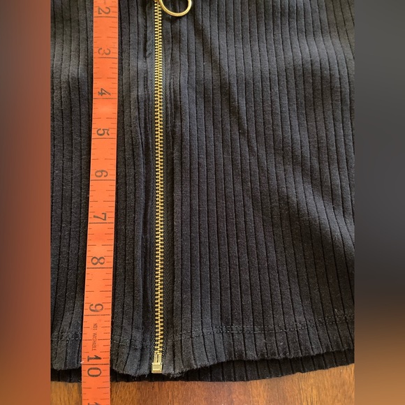 Heart & Hips Back Crop Top With Zipper - Picture 8 of 9